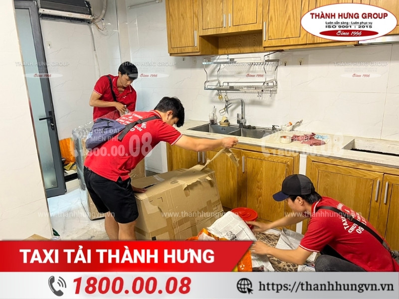Nhân viên Ku casino hỗ trợ khách hàng tháo lắp, đóng gói đồ đạc.