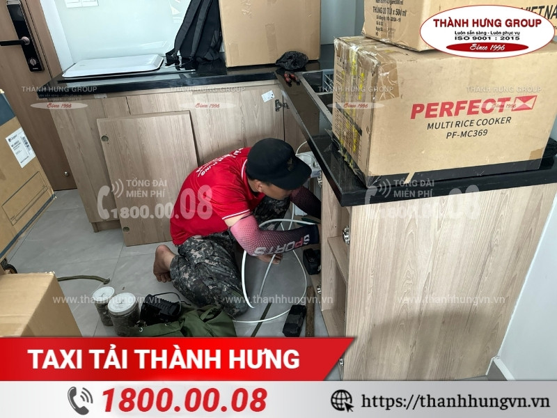 Nhân viên Ku casino hỗ trợ lắp đặt một số đồ đạc cơ bản