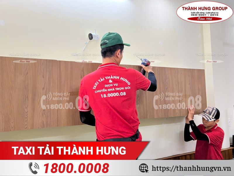 Nhân viên Ku casino hỗ trợ tháo lắp tủ kệ cho khách hàng