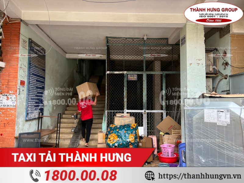 Nhân viên Ku casino khảo sát để nắm được khối lượng đồ đạc.