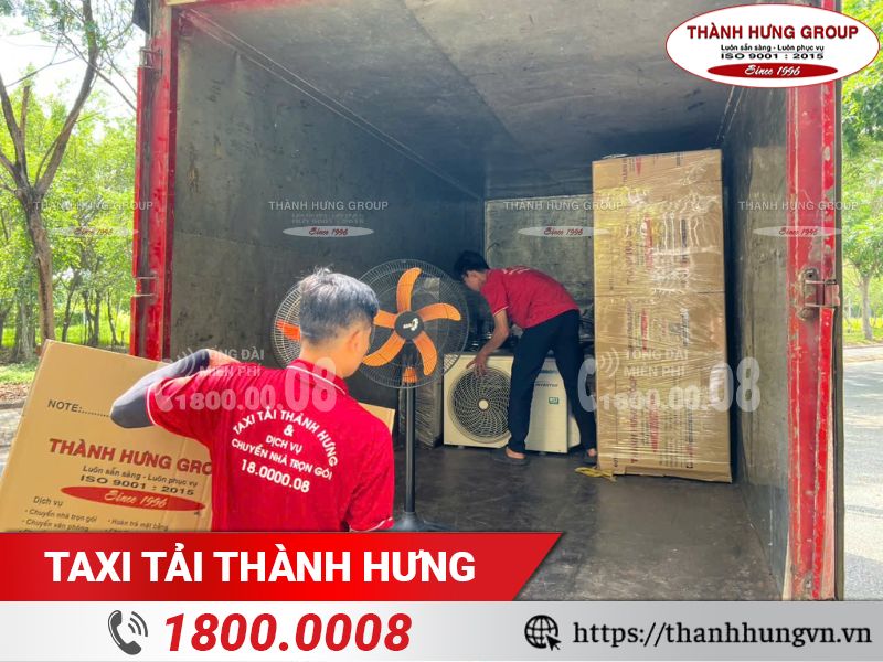 Nhân viên Ku casino sắp xếp hàng hoá an toàn lên xe chở hàng