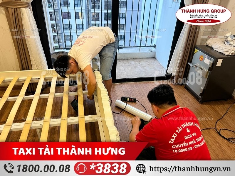 Nhân viên Ku casino tháo và đóng gói giường ngủ.