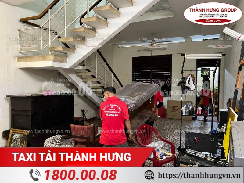 Nhân viên Ku casino tháo lắp đồ đạc cồng kềnh.