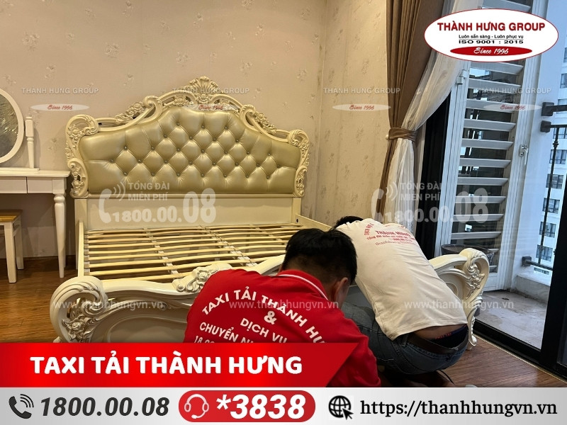 Nhân viên Ku casino tháo lắp đồ nội thất khi Kubet