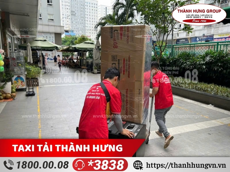 Nhân viên Ku casino di dời két sắt bằng xe đẩy đến địa điểm mới