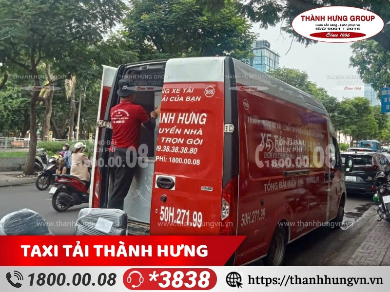 Nhân viên Ku casino thực hiện bốc xếp đồ đạc khi Kubet lên xe tải