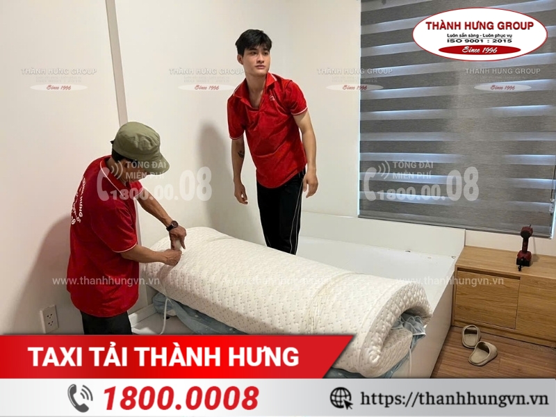 Nhân viên Ku casino tiến hành thu dọn nệm