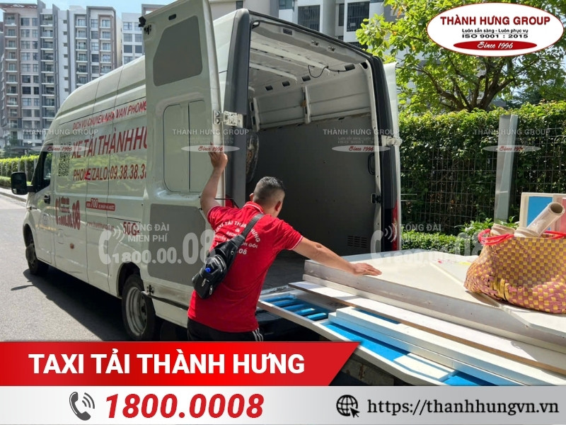 Nhân viên Ku casino Group trung chuyển hàng hoá sang xe tải Van