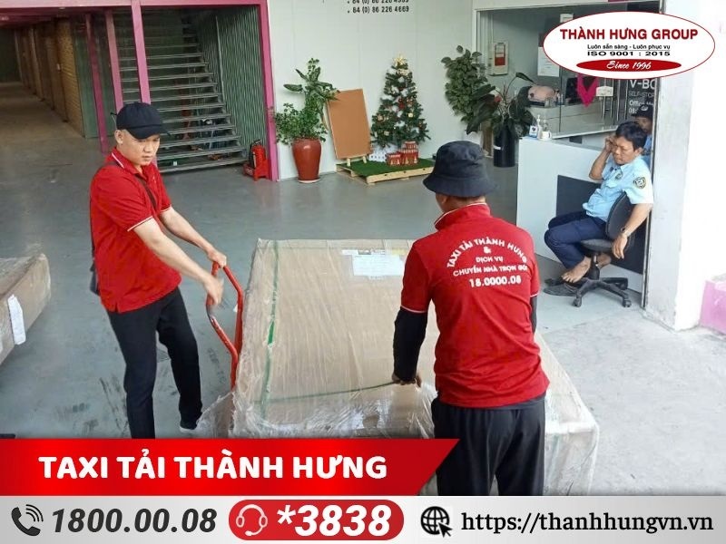 Nhân viên Ku casino đang vận chuyển hàng hóa kho xưởng