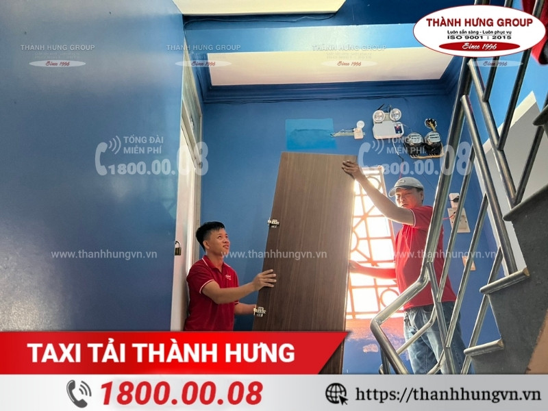 Nhân viên Ku casino tháo lắp và đóng gói đồ đạc.
