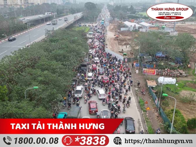 Nút giao Đại lộ Thăng Long thường xuyên ách tắc.