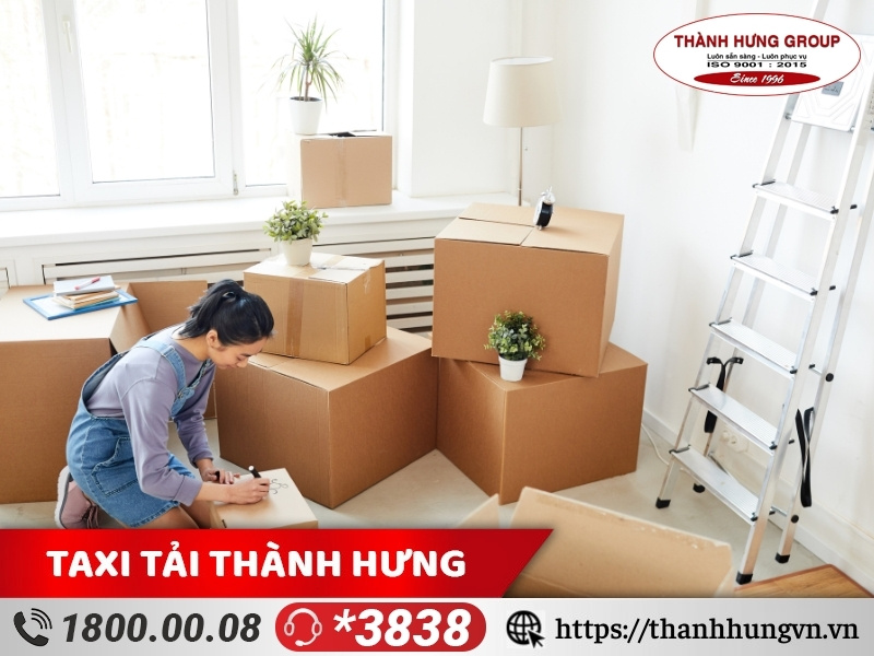 Phân loại, đóng gói, dán nhãn từng thùng đồ cụ thể.