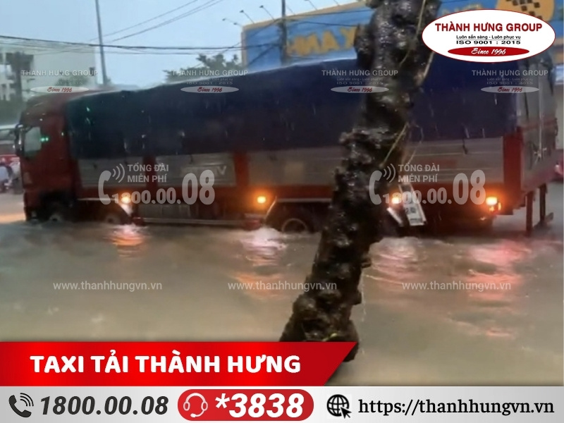 trời mưa lớn gây ngập đường