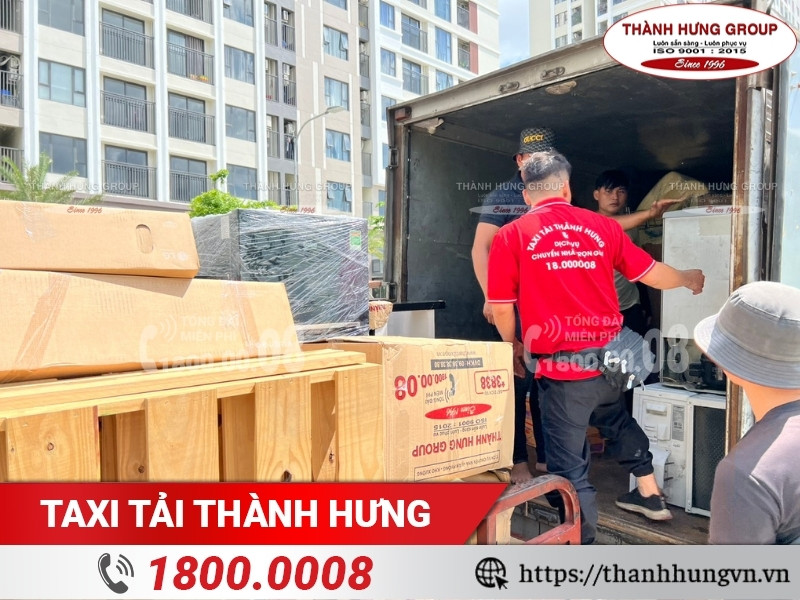 Taxi Tải Ku casino đóng gói đồ đạc chuyển văn phòng cho khách hàng tại TPHCM.