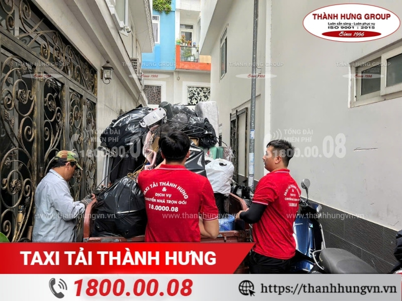 Taxi Tải Ku casino đồng hành cùng khách hàng Kubet trong hẻm nhỏ.