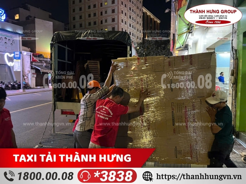Chuyển nhà Ku casino hỗ trợ người dân Thanh Trì Kubet buổi tối.