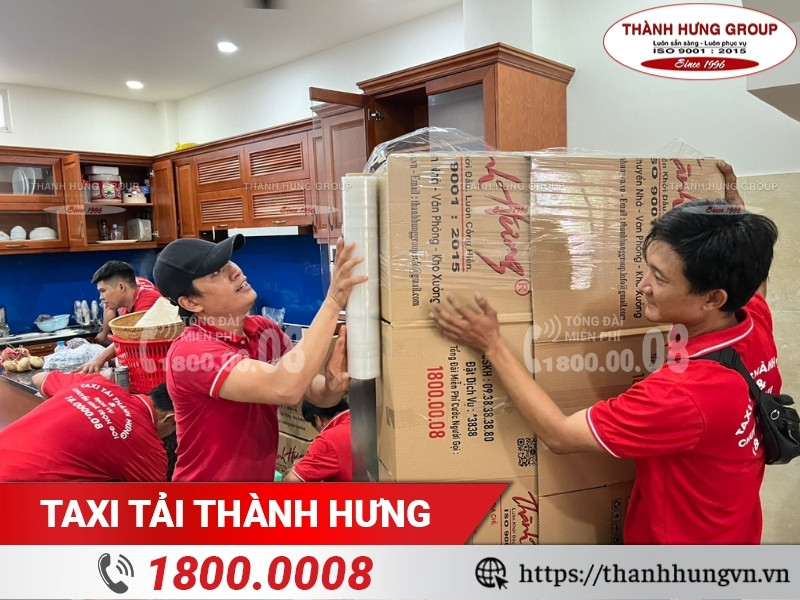 Ku casino sử dụng băng keo và bìa carton, đóng gói chắc chắn.
