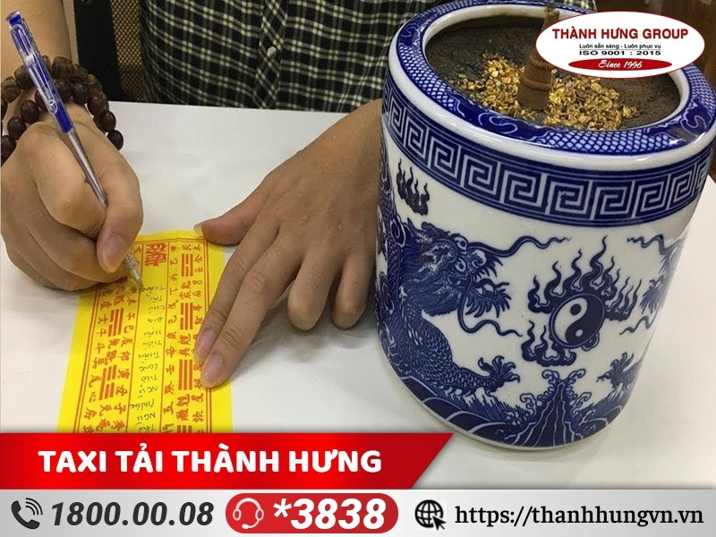 Nếu bát hương có tờ hiệu ghi địa chỉ nhà cũ thì không nên mang theo.