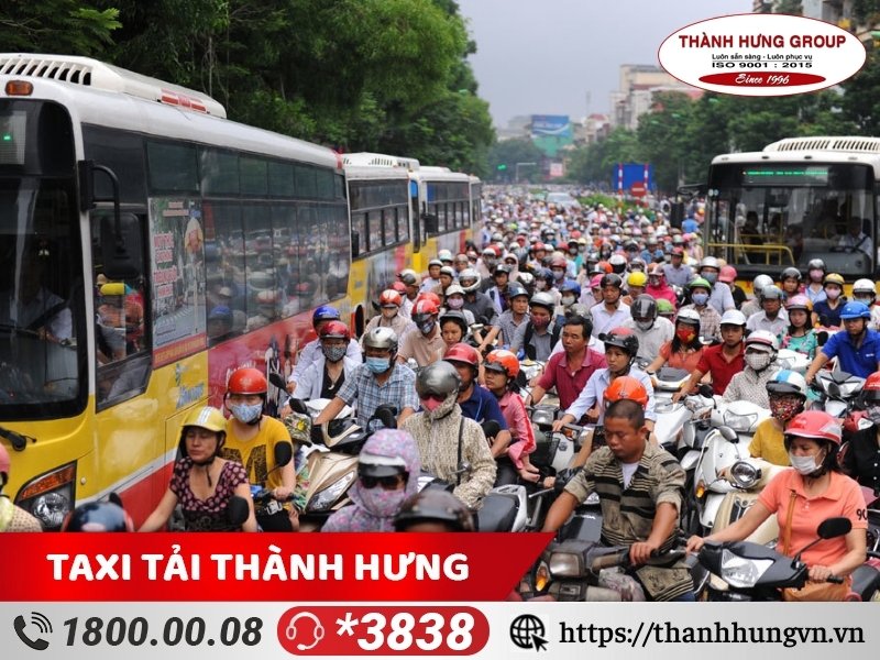 Rối loạn giao thông trên đường Cầu Giấy giờ cao điểm.