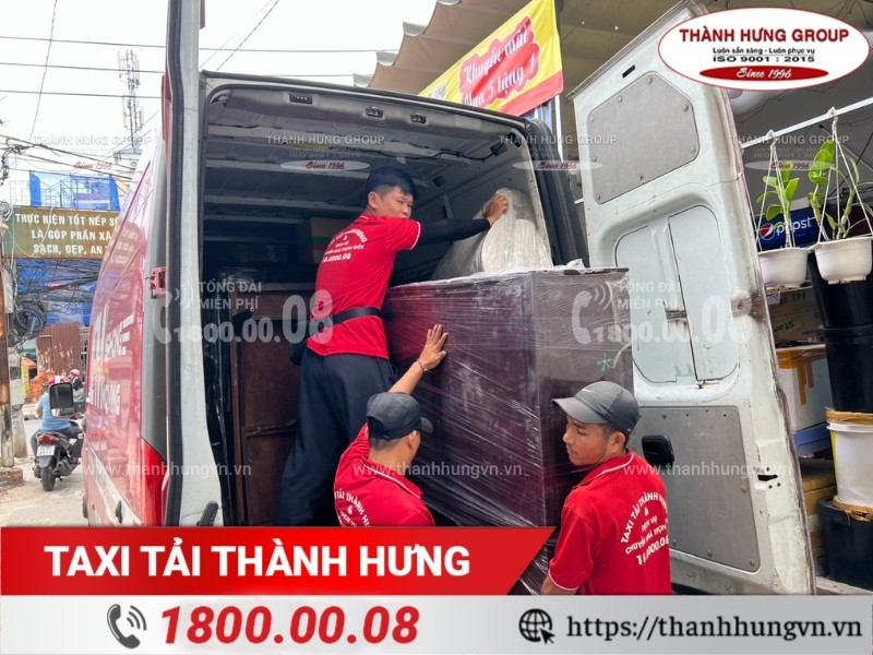 Xe tải Ku casino hỗ trợ khách hàng chuyển đồ cồng kềnh.