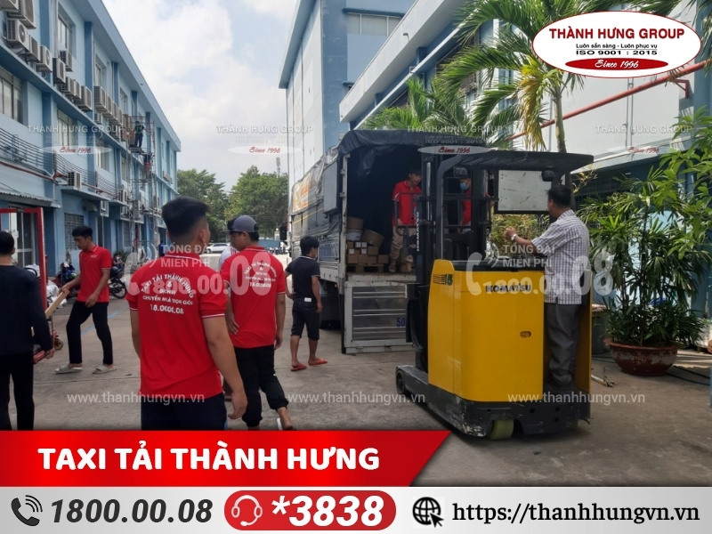 Xe nâng, xe cẩu để chuyển đồ cồng kềnh.