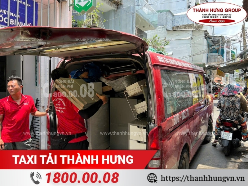 Xe taxi tải Kubet trong hẻm nhỏ của Taxi Tải Ku casino.